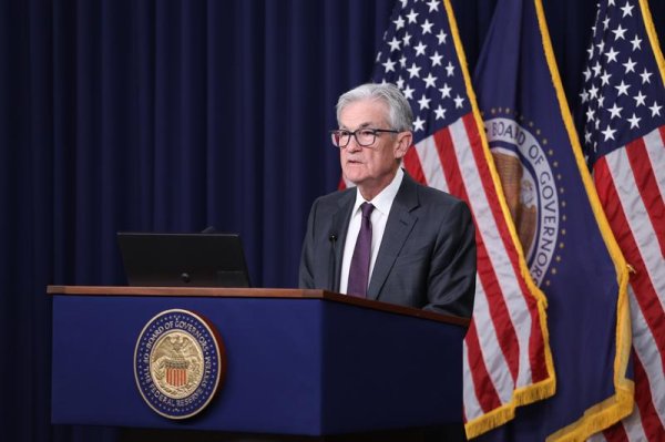 希恩配资网 特朗普表态模棱两可! 华尔街开启“鲍威尔对冲”交易, 美联储7月仍将跳过降息