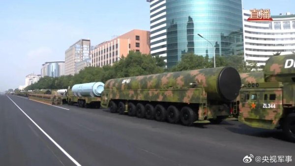 配亿多 DF61导弹、歼20S亮相阅兵！